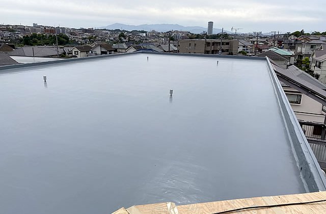 横浜市青葉区しらとり台にて3階建て共用住宅の屋上防水工事完了しました。