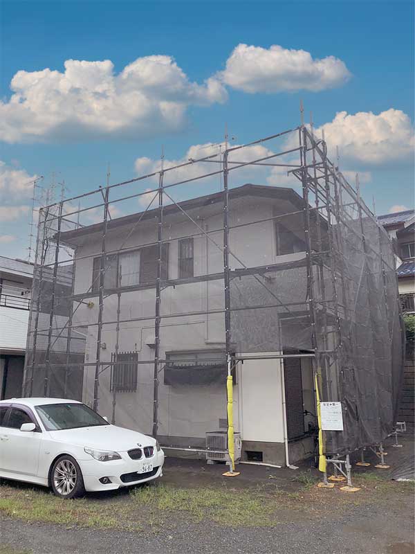 横浜市港南区洋光台にて、屋根貼替カバー工法にて工事が始まりました。