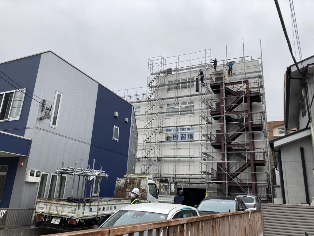 横浜市青葉区青葉台にて、テナントビル修繕工事始まりました。