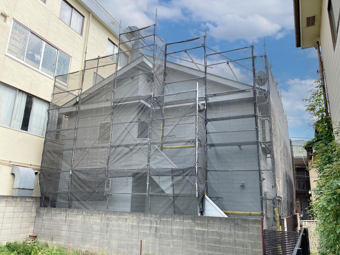 川崎市幸区小倉にて、住宅の外壁・屋根塗装工事が始まりました。