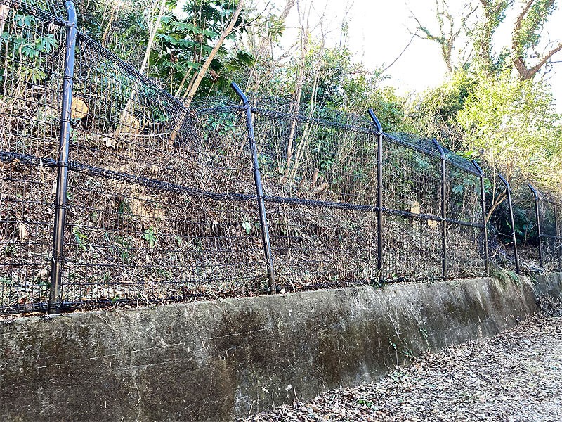 横浜市港南区にて、倒壊フェンスの復旧工事