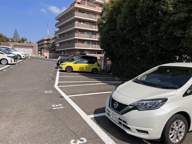 横浜市港南区日野にて駐車場50台ライン及び番号塗装工事完了致しました。