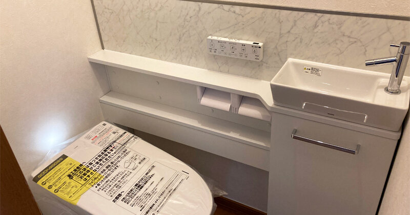 横浜市栄区小菅ケ谷の住宅にて、タンクレス&手洗い付きトイレの交換工事が完了いたしました