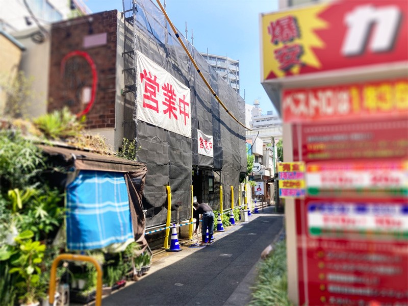 東京都世田谷区三軒茶屋のテナントビル、外部塗装・屋上防水などの外部修繕工事、始まりました。  