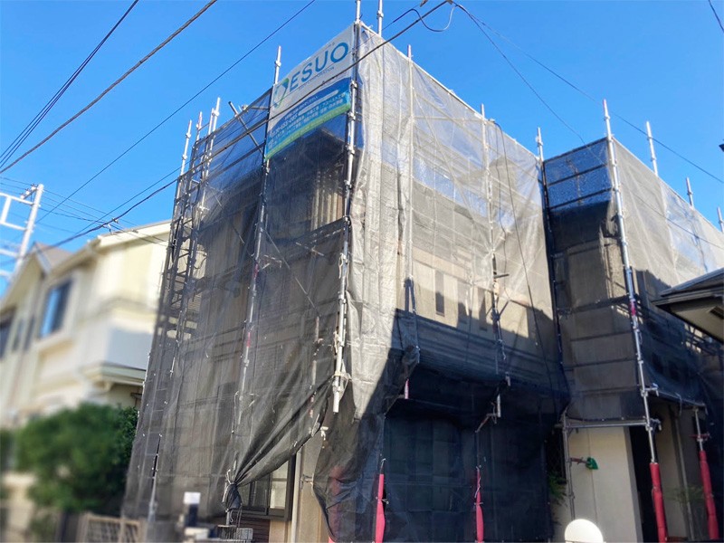 横浜市港北区師岡町の戸建てにて、屋根・外壁塗装の工事が始まりました。